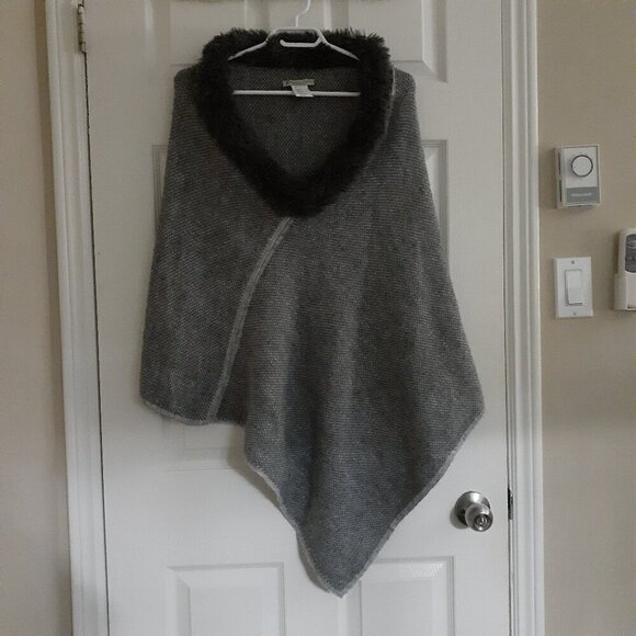 Fratelli Talli Gray Faux Fur Collar Wool Alpaca Knit Poncho - Picture 2 of 8